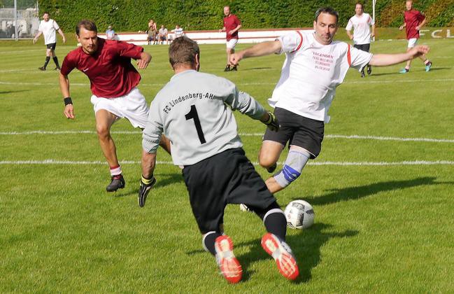 Beim Kick der „Legenden“ blitzt immer noch viel Fußballkunst